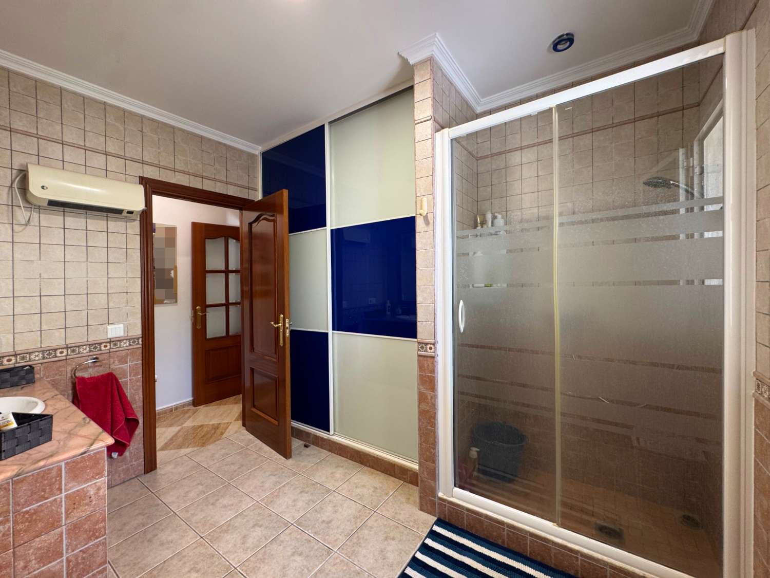 Impecable chalet independiente de una sola planta en excelente ubicación.