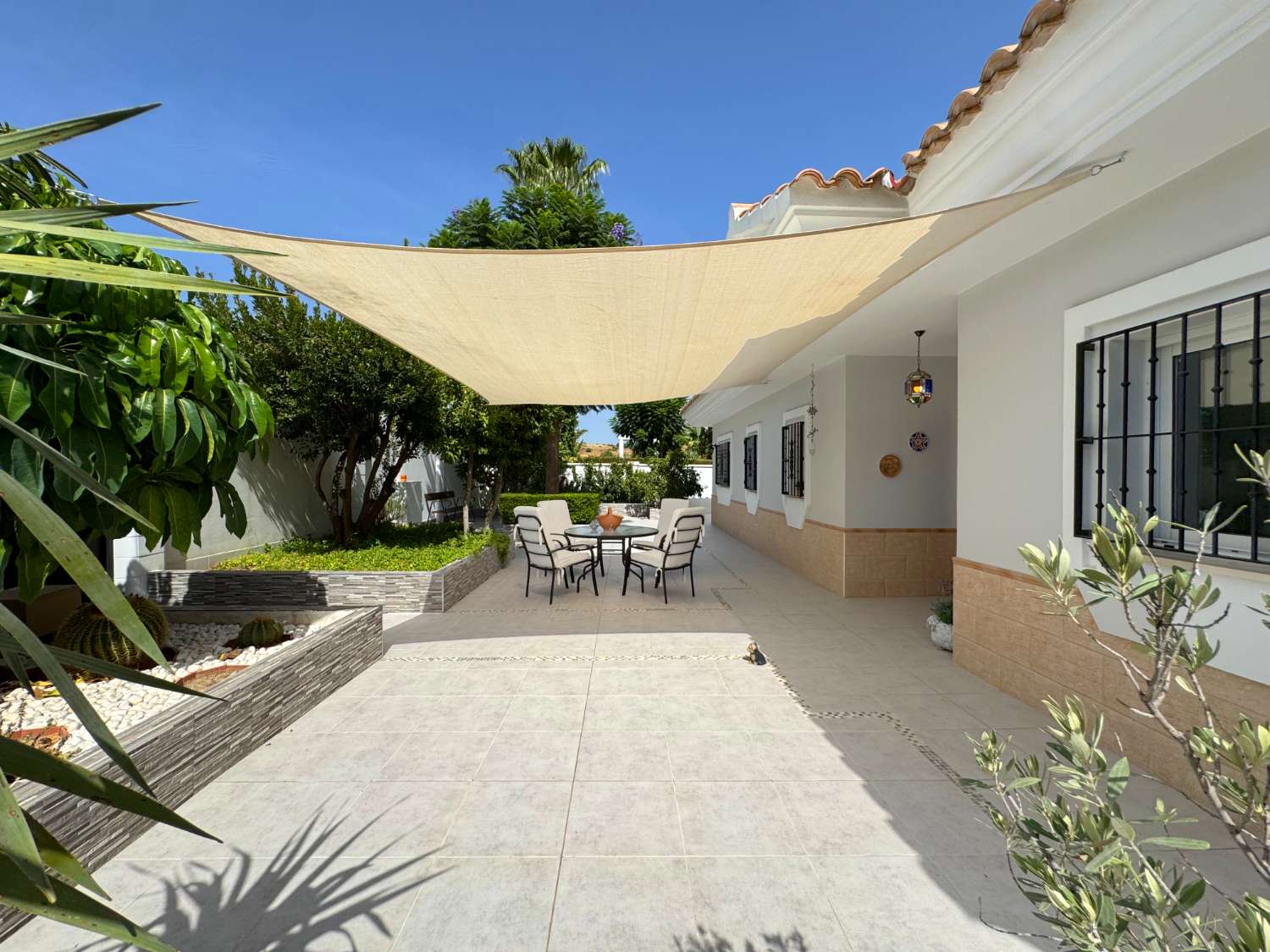 Impecable chalet independiente de una sola planta en excelente ubicación.