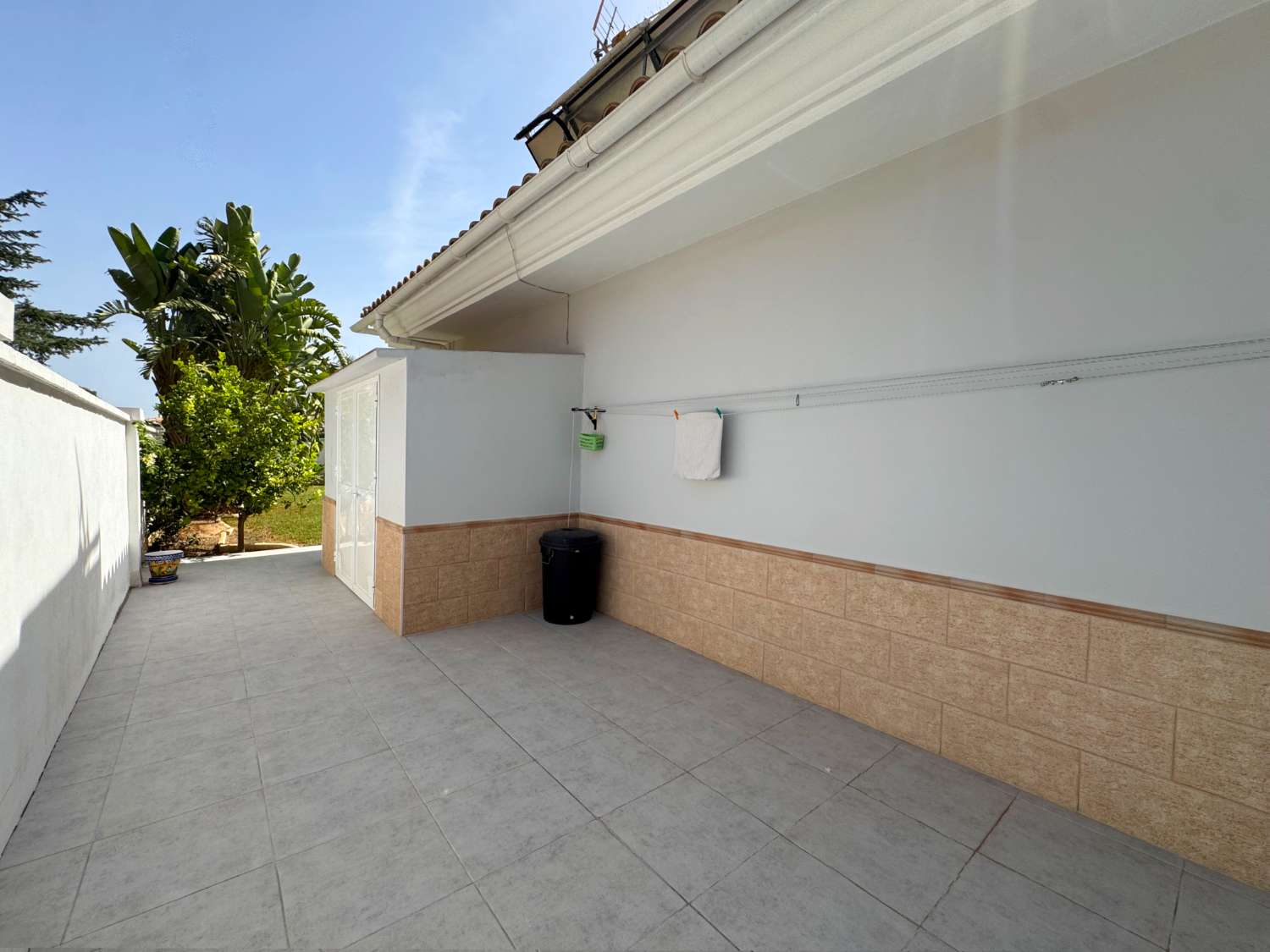 Impecable chalet independiente de una sola planta en excelente ubicación.