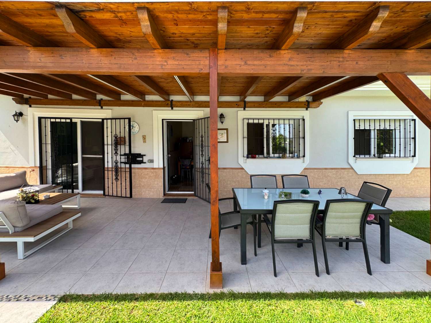 Impecable chalet independiente de una sola planta en excelente ubicación.
