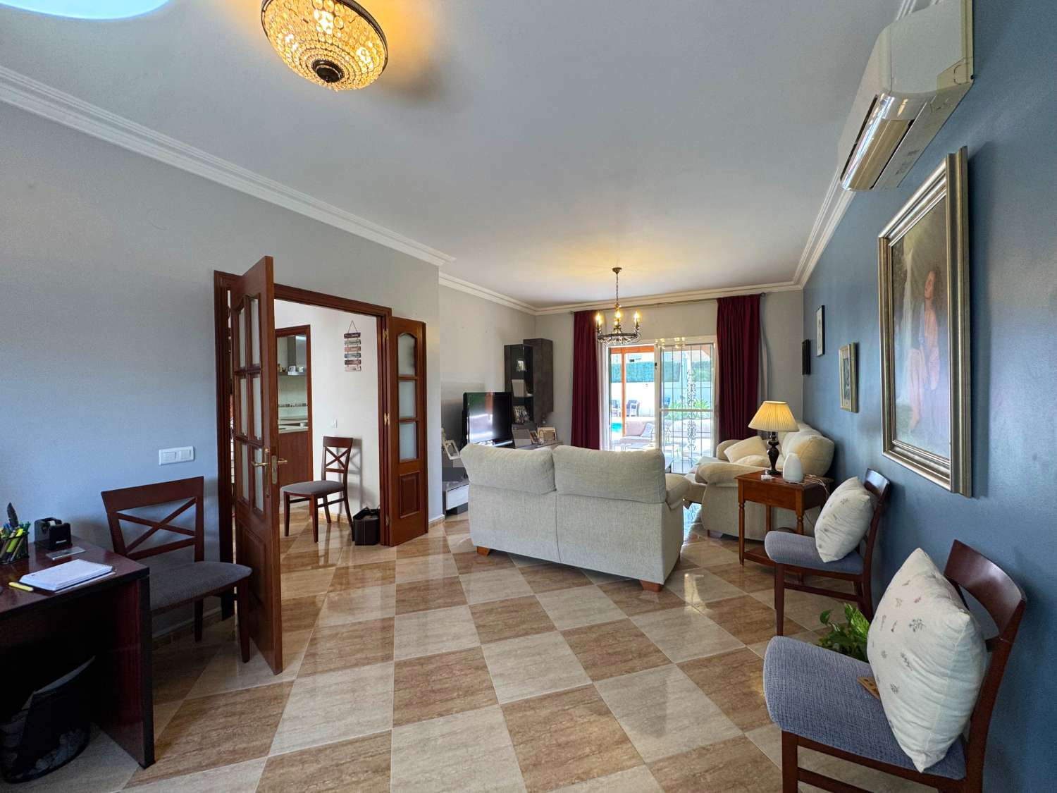 Impecable chalet independiente de una sola planta en excelente ubicación.