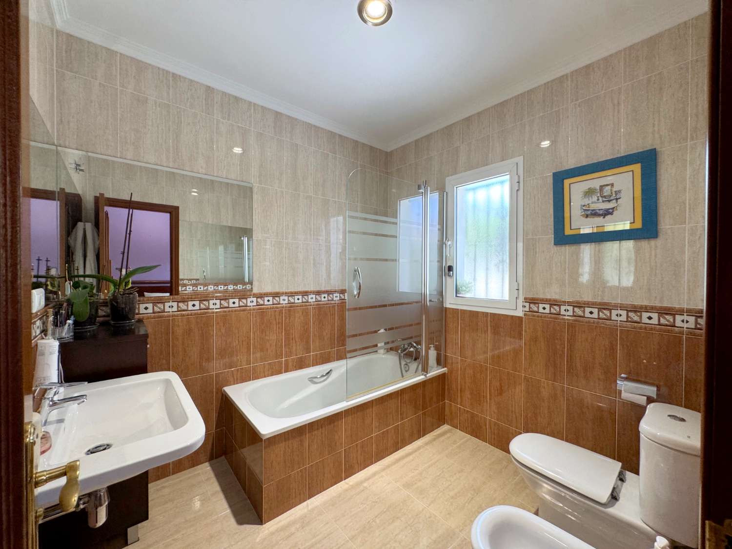 Impecable chalet independiente de una sola planta en excelente ubicación.