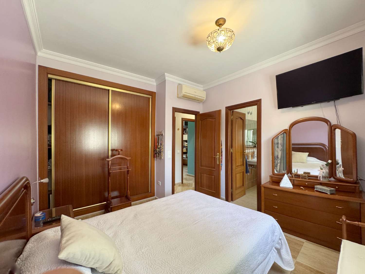Impecable chalet independiente de una sola planta en excelente ubicación.