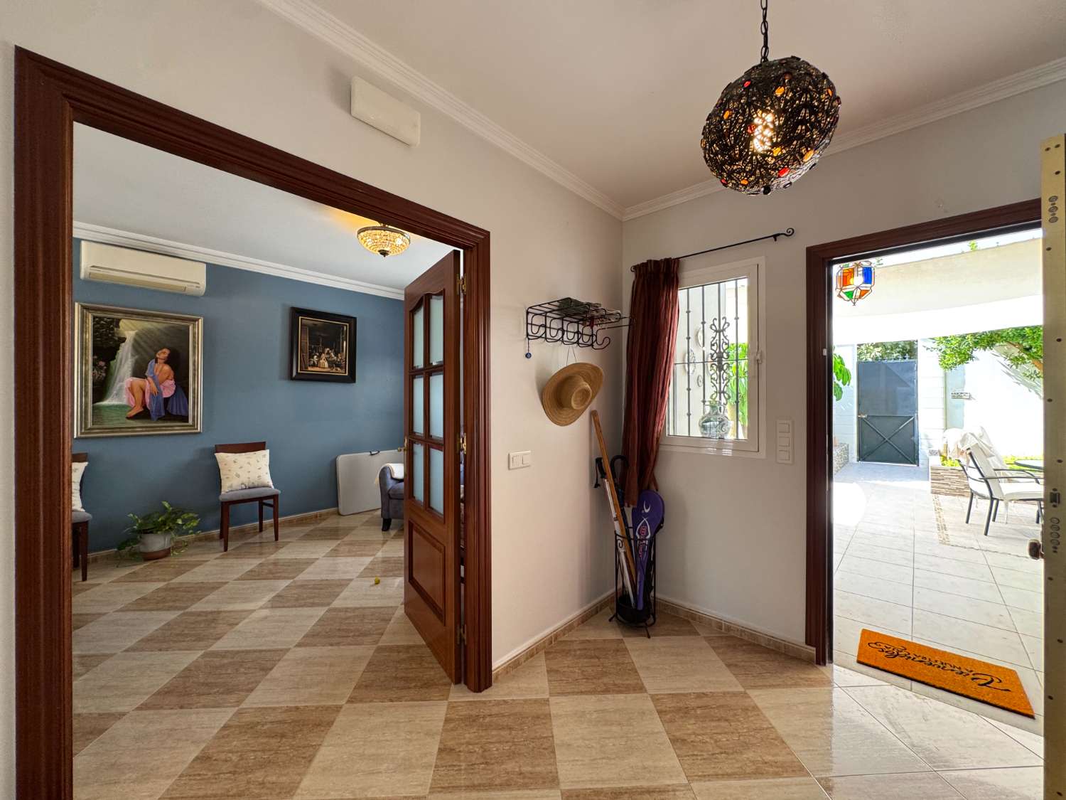 Impecable chalet independiente de una sola planta en excelente ubicación.