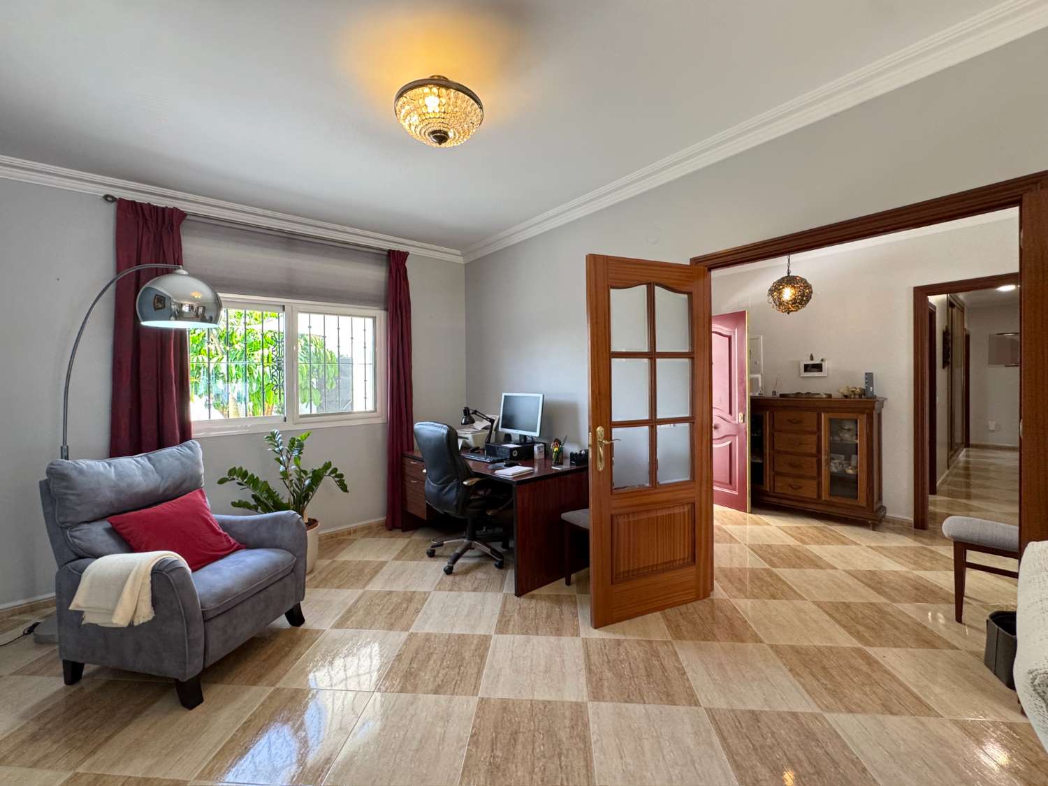 Impecable chalet independiente de una sola planta en excelente ubicación.