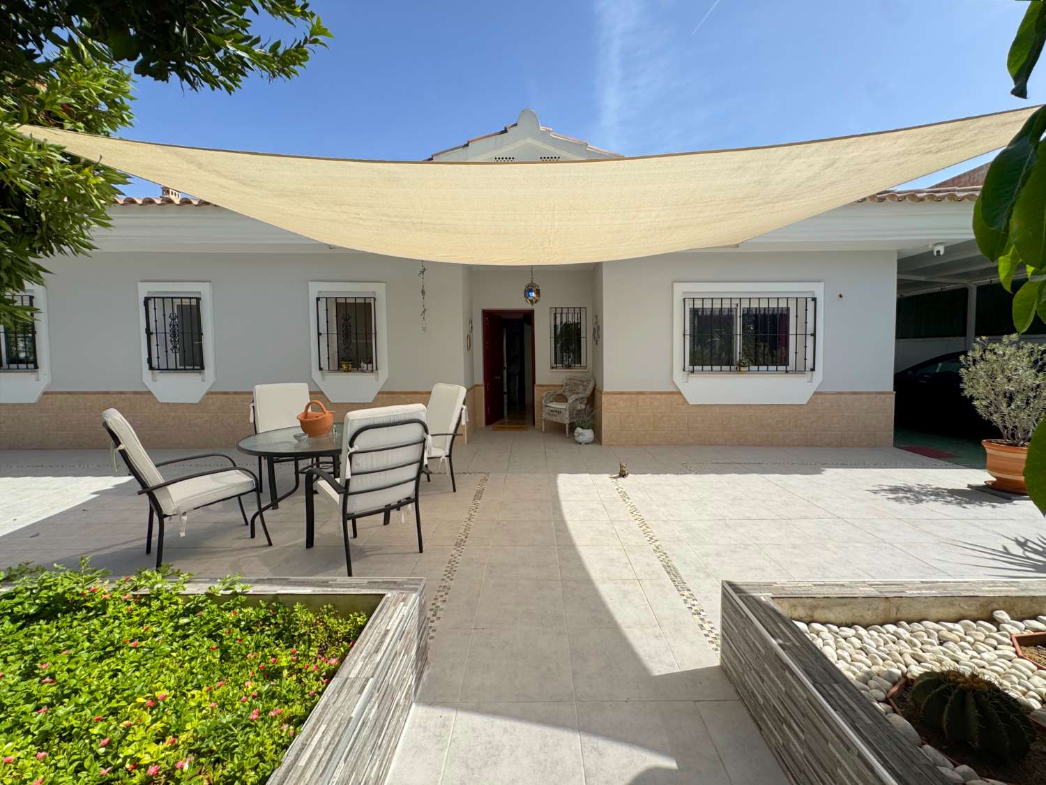 Impecable chalet independiente de una sola planta en excelente ubicación.