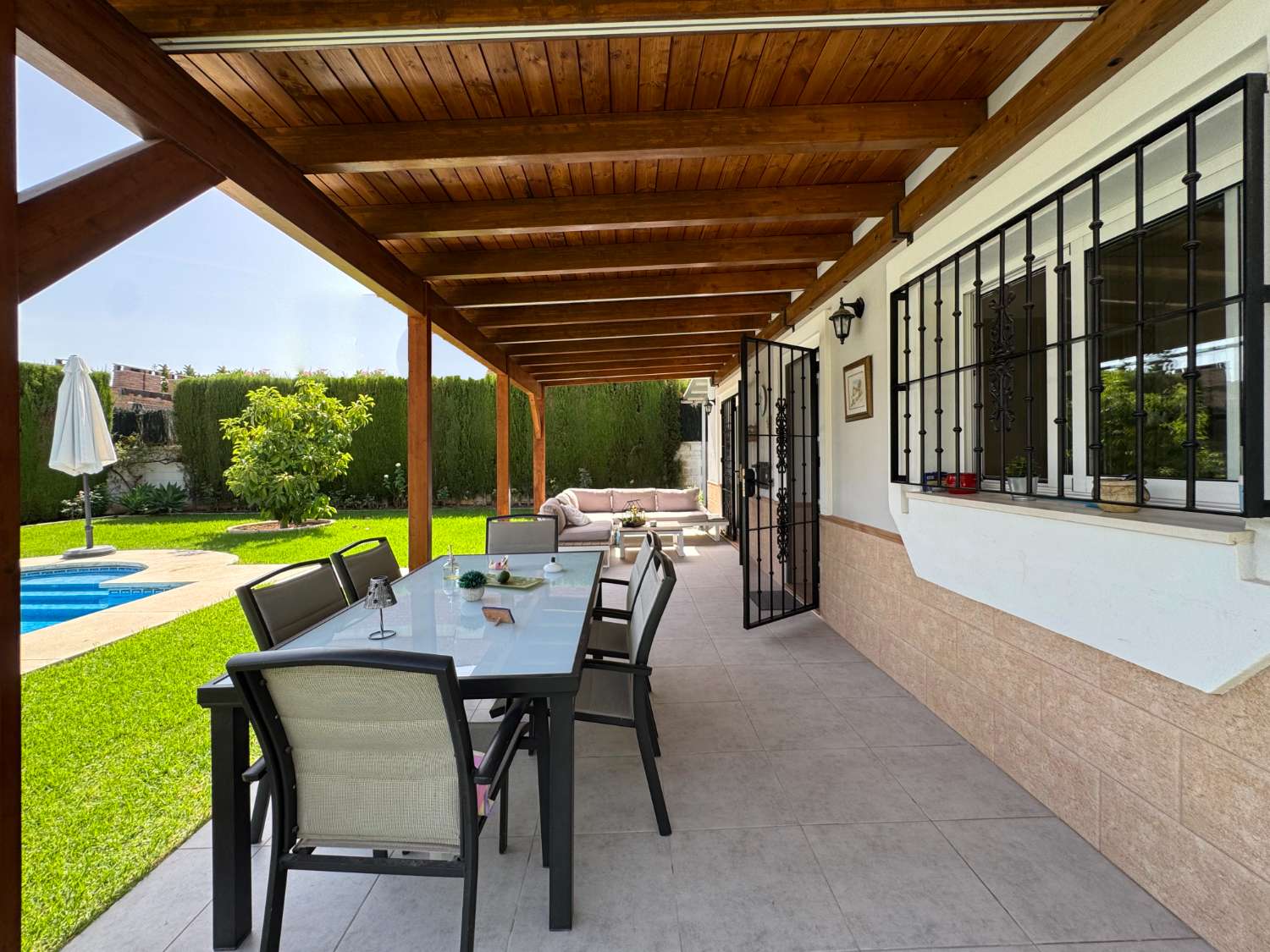 Impecable chalet independiente de una sola planta en excelente ubicación.