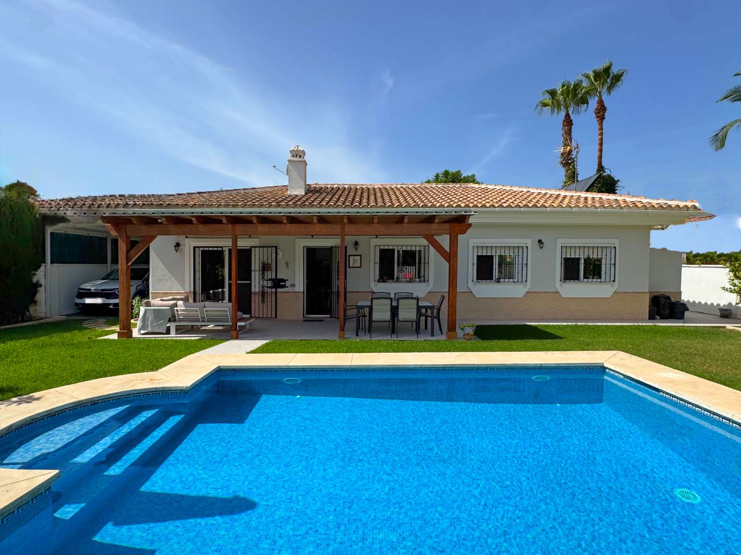 Impecable chalet independiente de una sola planta en excelente ubicación.