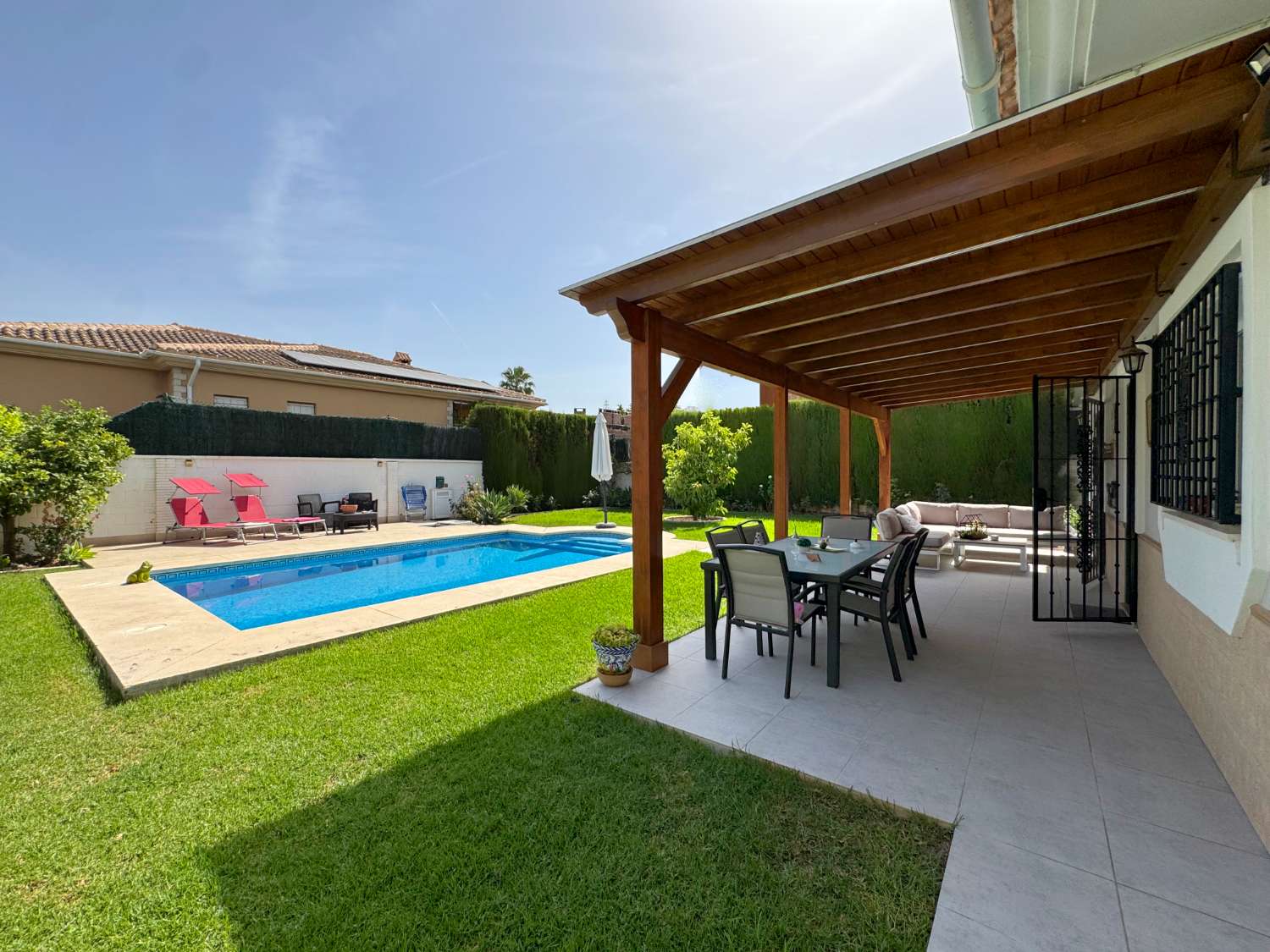 Impecable chalet independiente de una sola planta en excelente ubicación.