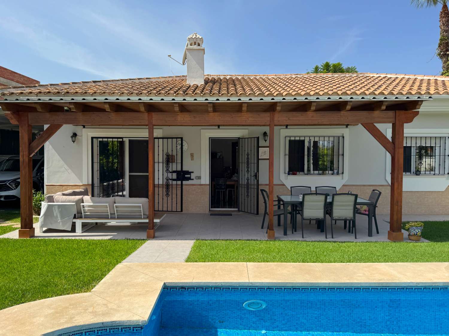 Impecable chalet independiente de una sola planta en excelente ubicación.