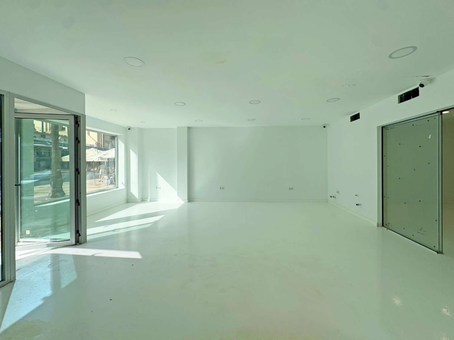 Magnifico local comercial a estrenar en la Avenida Reyes Católicos.