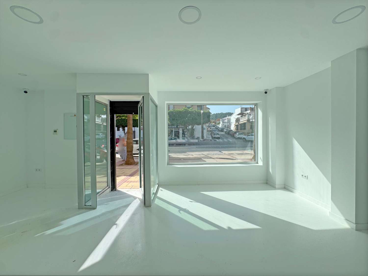 Magnifico local comercial a estrenar en la Avenida Reyes Católicos.