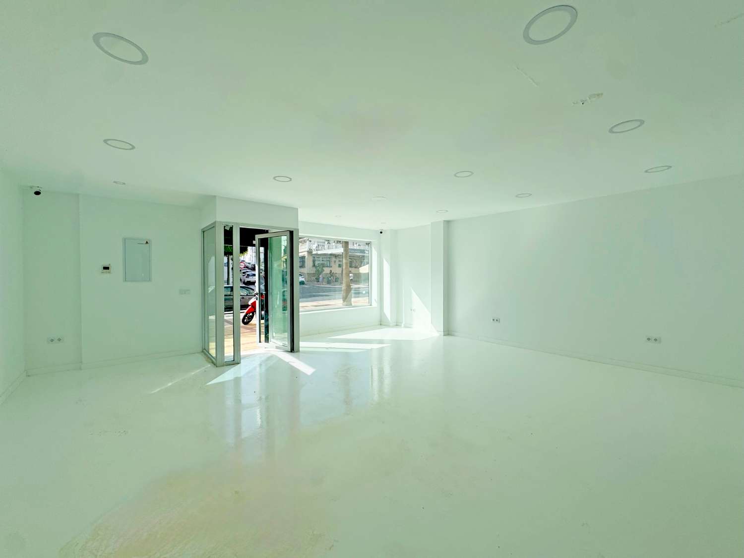 Magnifico local comercial a estrenar en la Avenida Reyes Católicos.