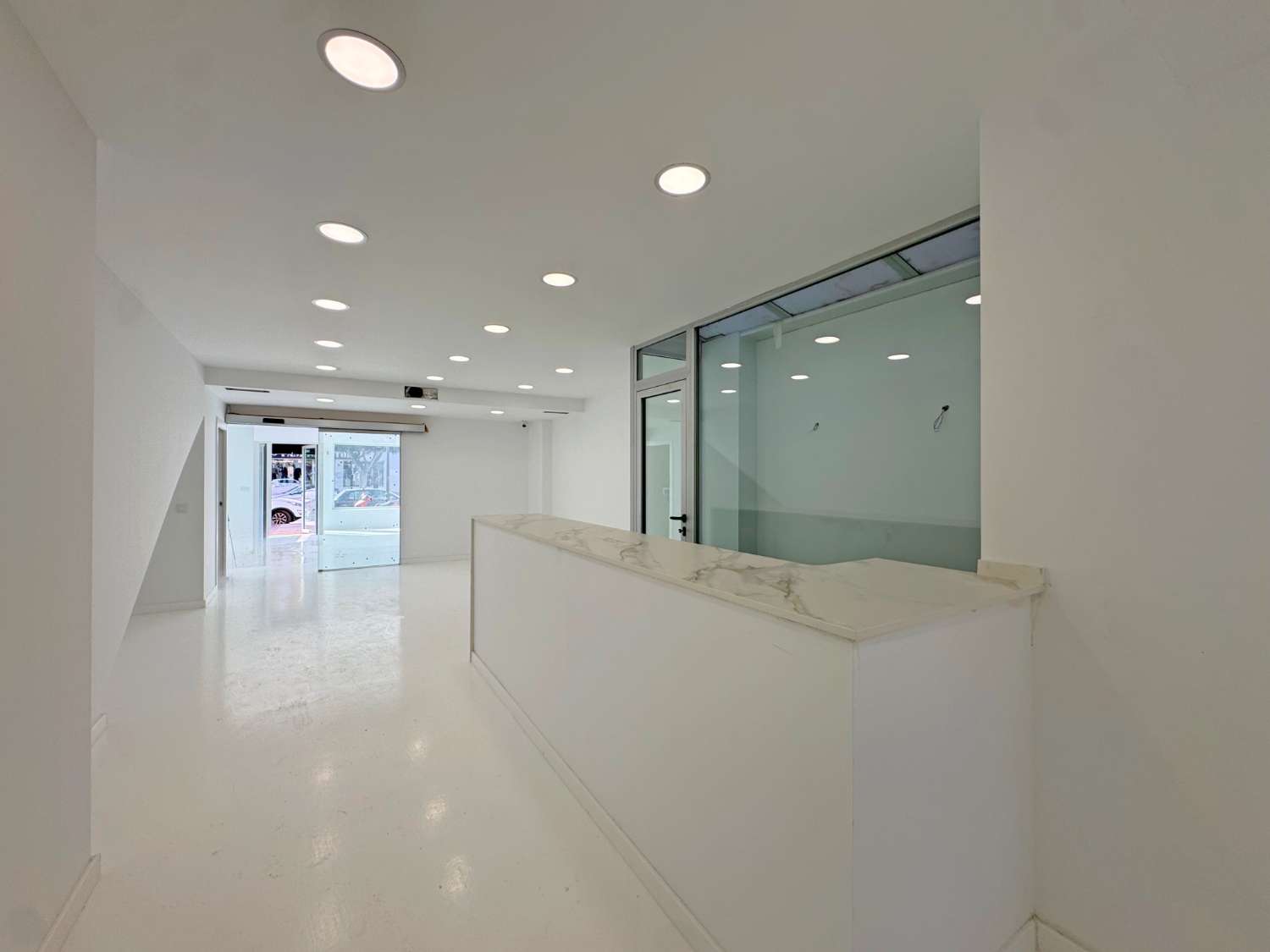 Magnifico local comercial a estrenar en la Avenida Reyes Católicos.