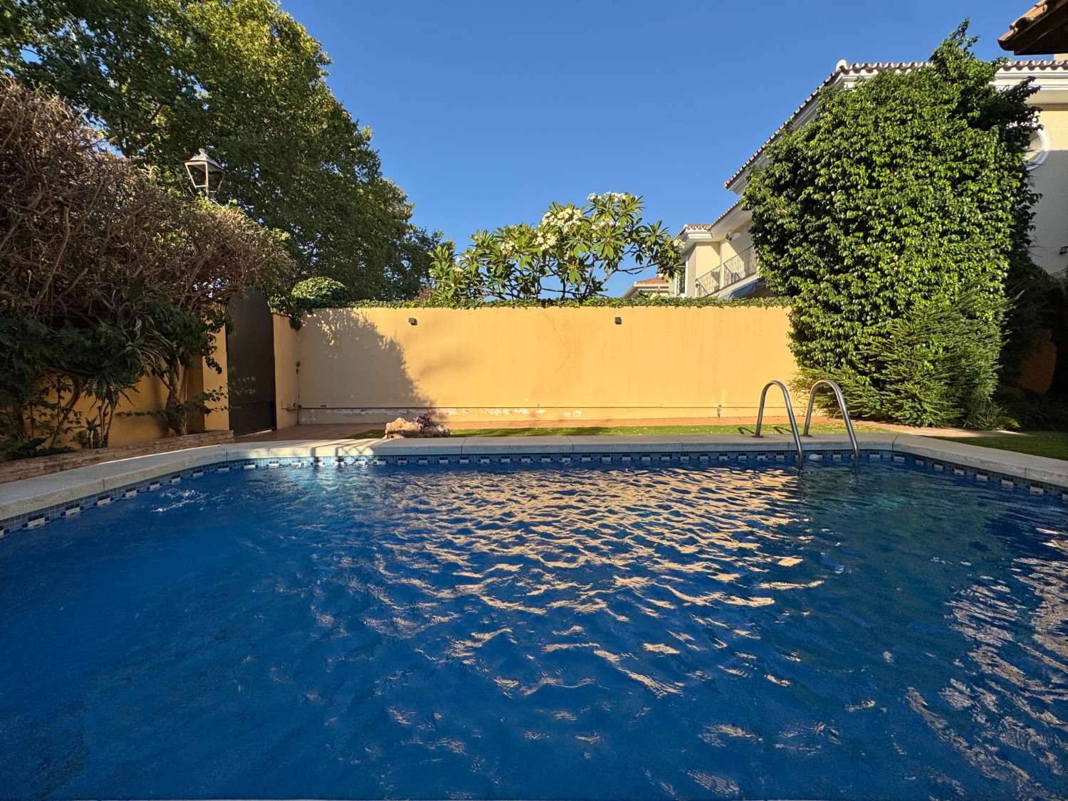 Chalet pareado con piscina en excelente ubicación