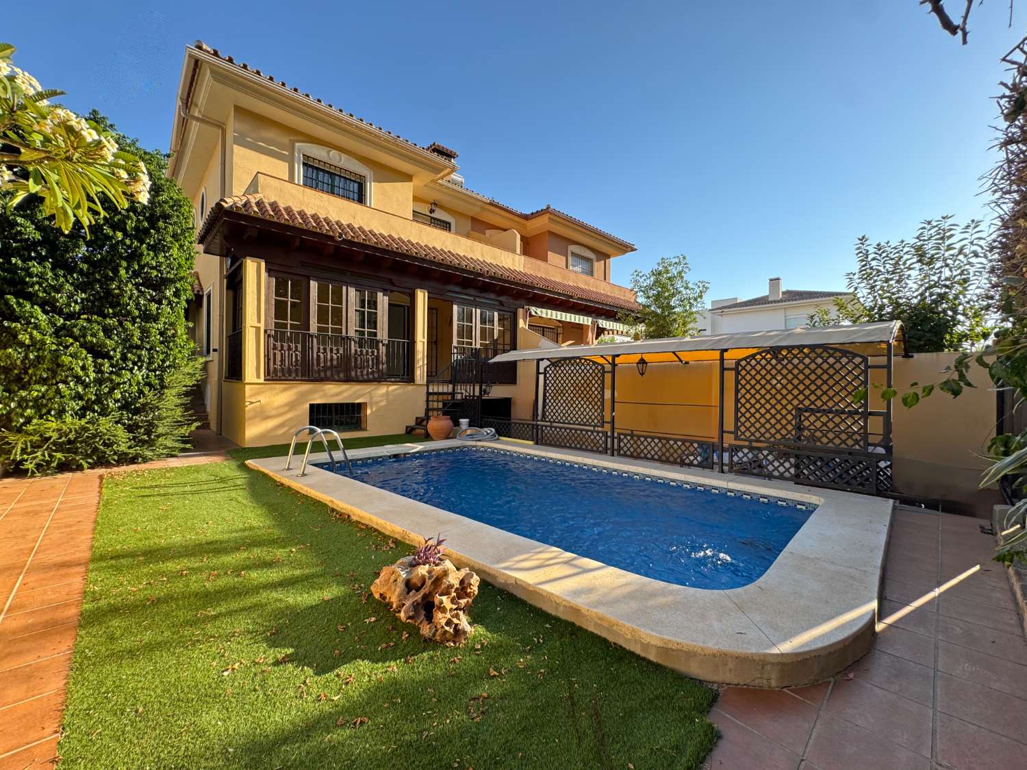 Chalet pareado con piscina en excelente ubicación