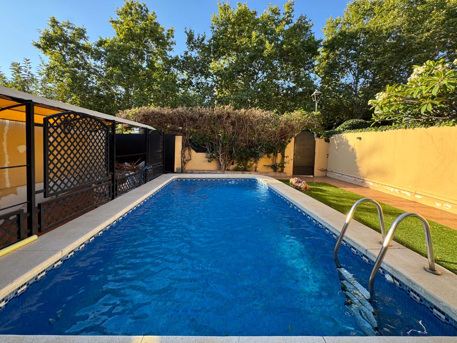 Chalet pareado con piscina en excelente ubicación