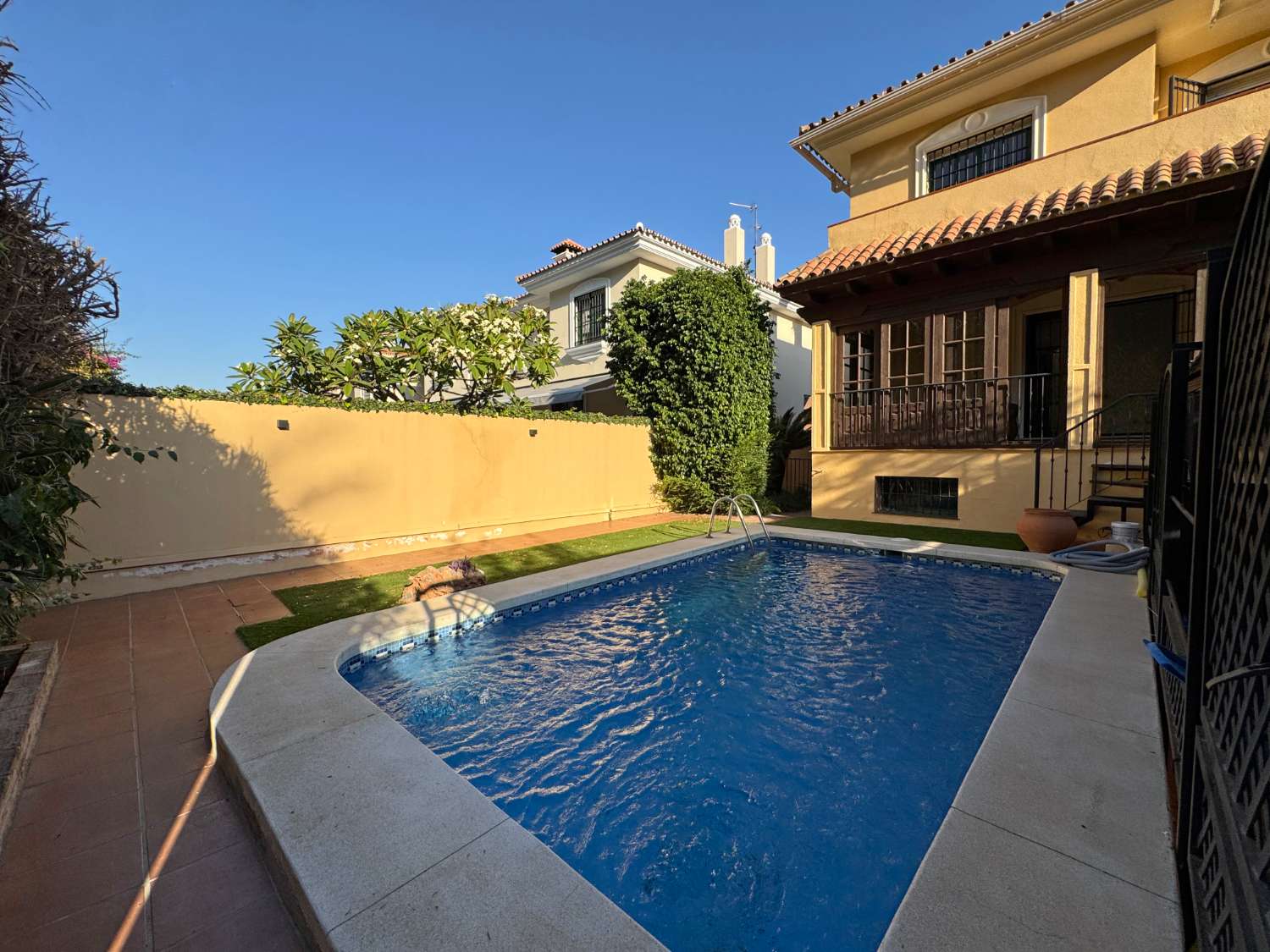 Chalet pareado con piscina en excelente ubicación