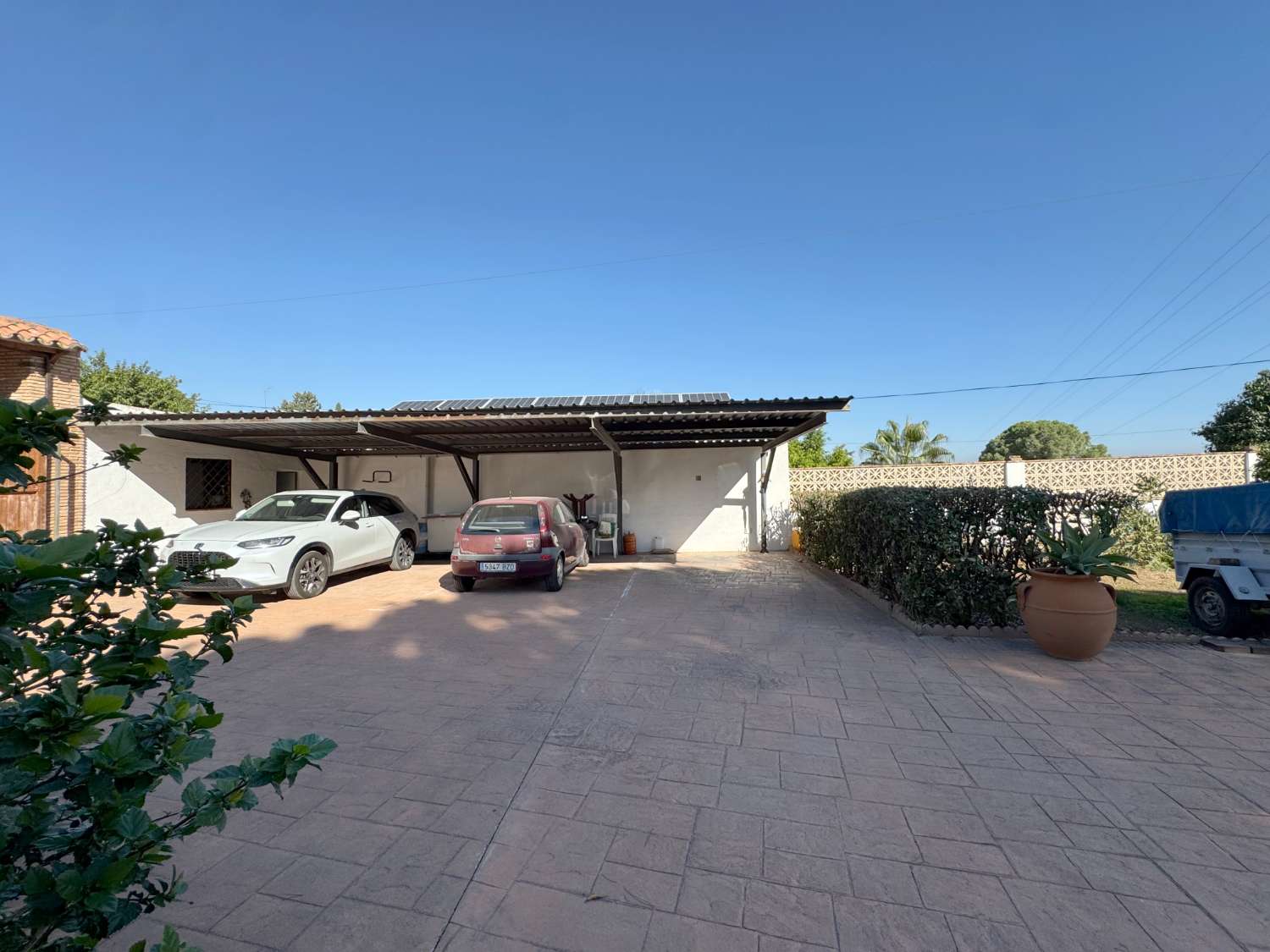 Villa en una sola planta con gran casa de invitados independiente