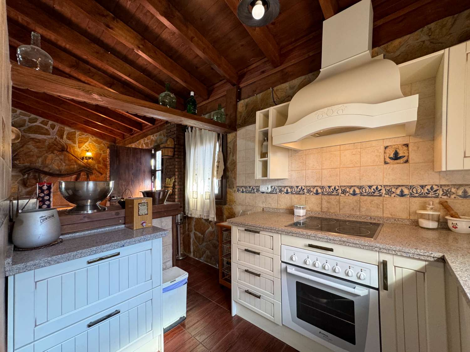 Villa en una sola planta con gran casa de invitados independiente