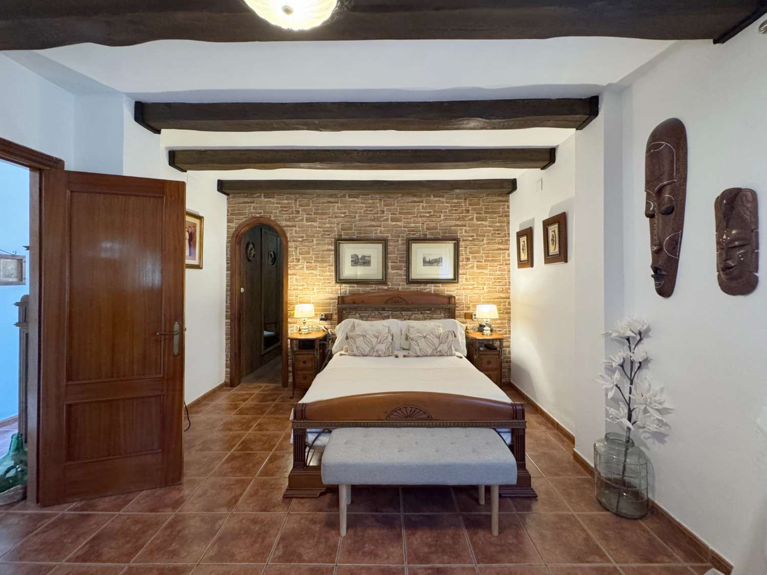 Villa en una sola planta con gran casa de invitados independiente