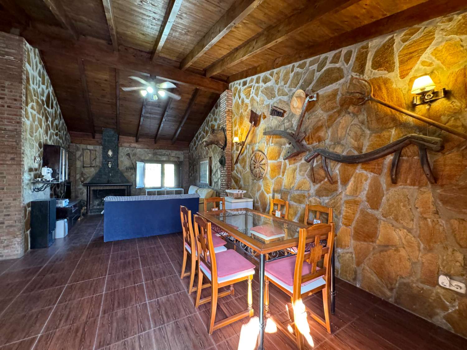 Villa en una sola planta con gran casa de invitados independiente