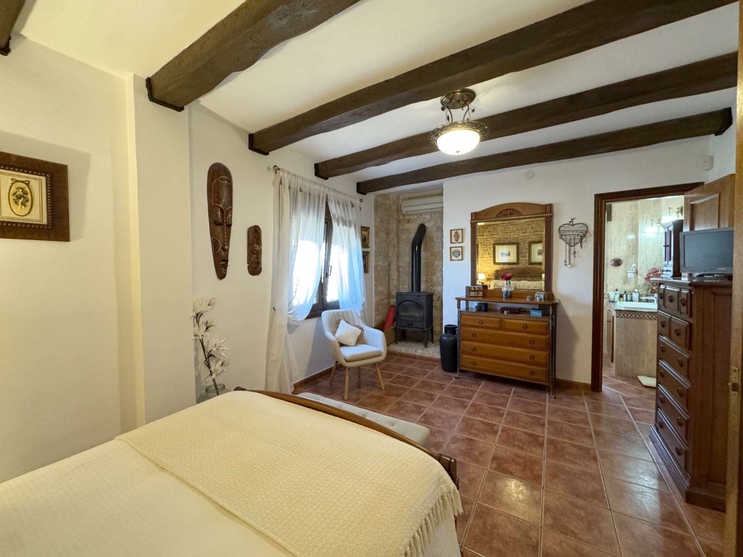 Villa en una sola planta con gran casa de invitados independiente
