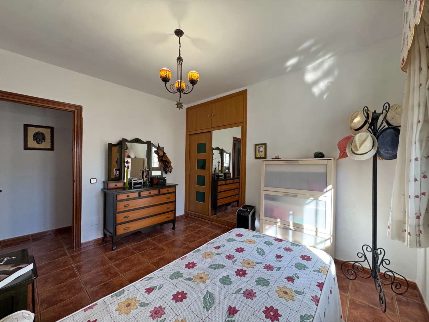 Villa en una sola planta con gran casa de invitados independiente