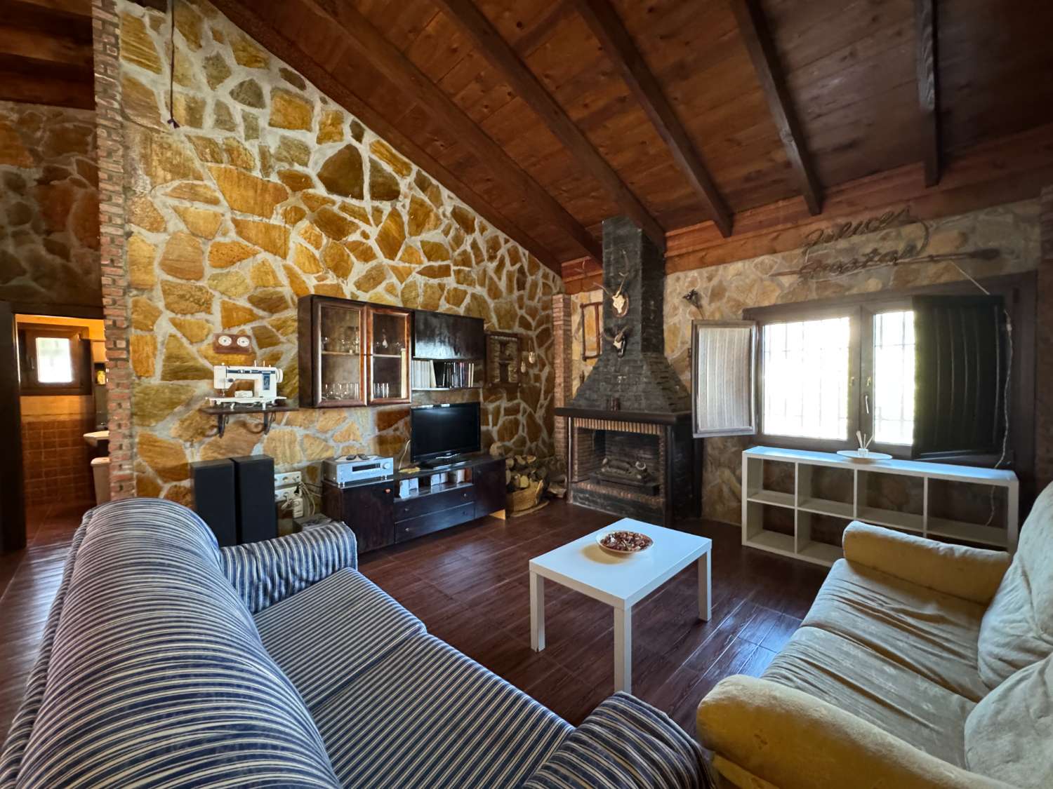 Villa en una sola planta con gran casa de invitados independiente