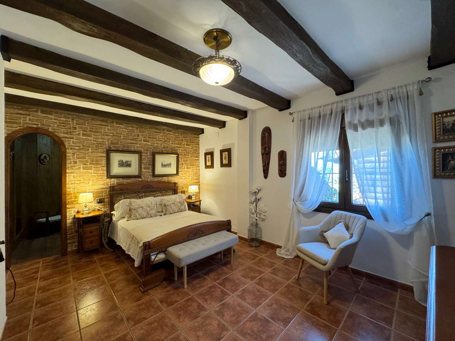 Villa en una sola planta con gran casa de invitados independiente