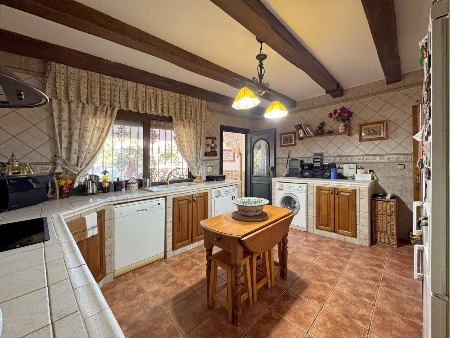 Villa en una sola planta con gran casa de invitados independiente