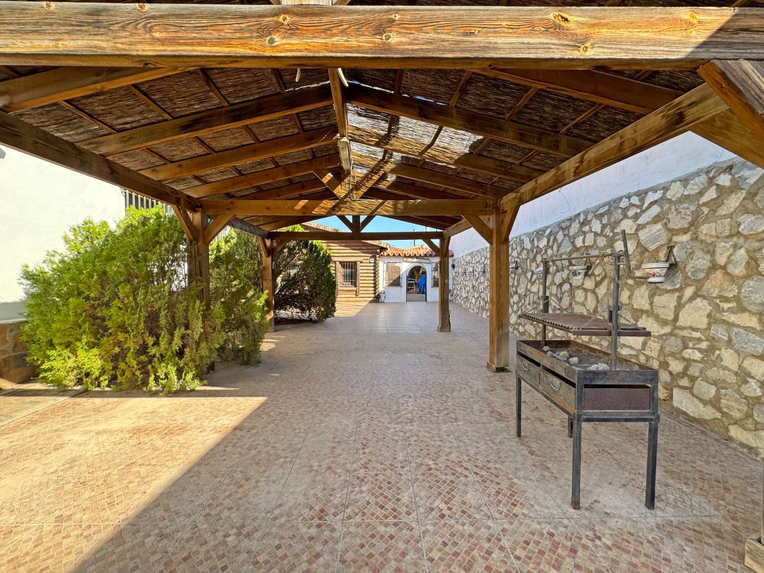 Villa en una sola planta con gran casa de invitados independiente