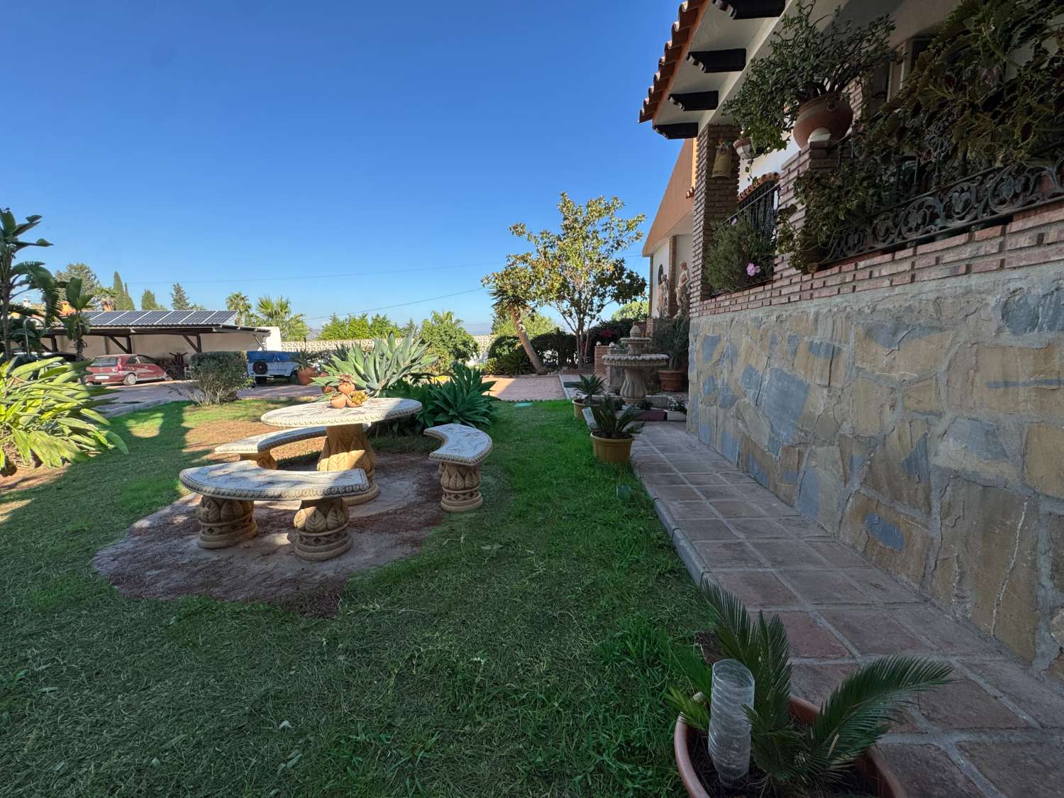 Villa en una sola planta con gran casa de invitados independiente
