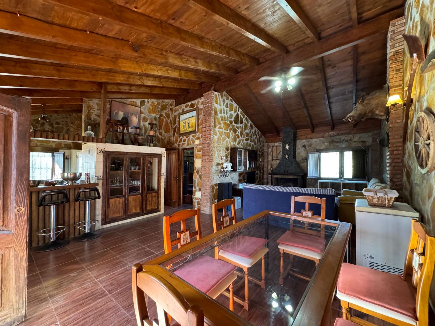 Villa en una sola planta con gran casa de invitados independiente
