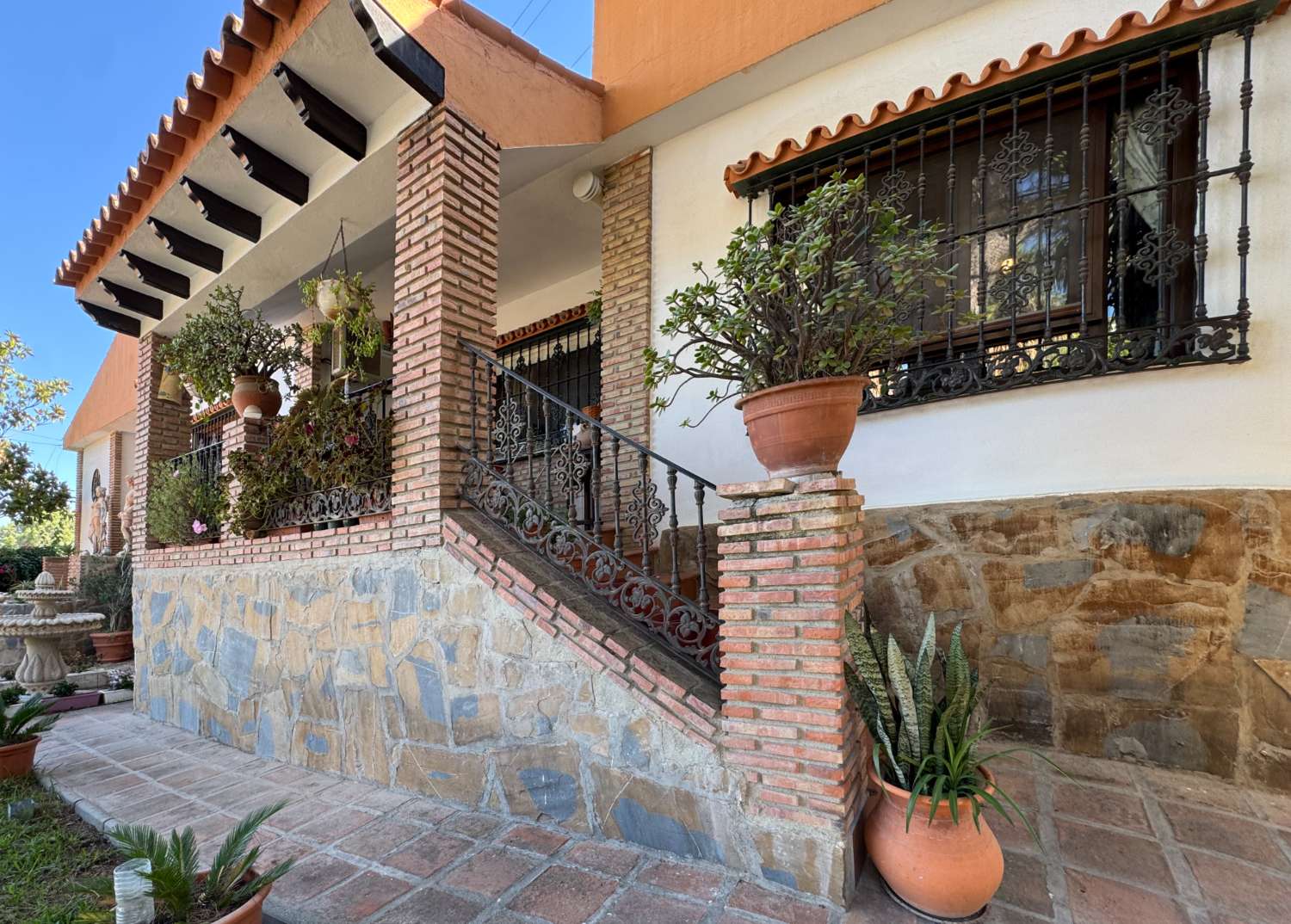 Villa en una sola planta con gran casa de invitados independiente