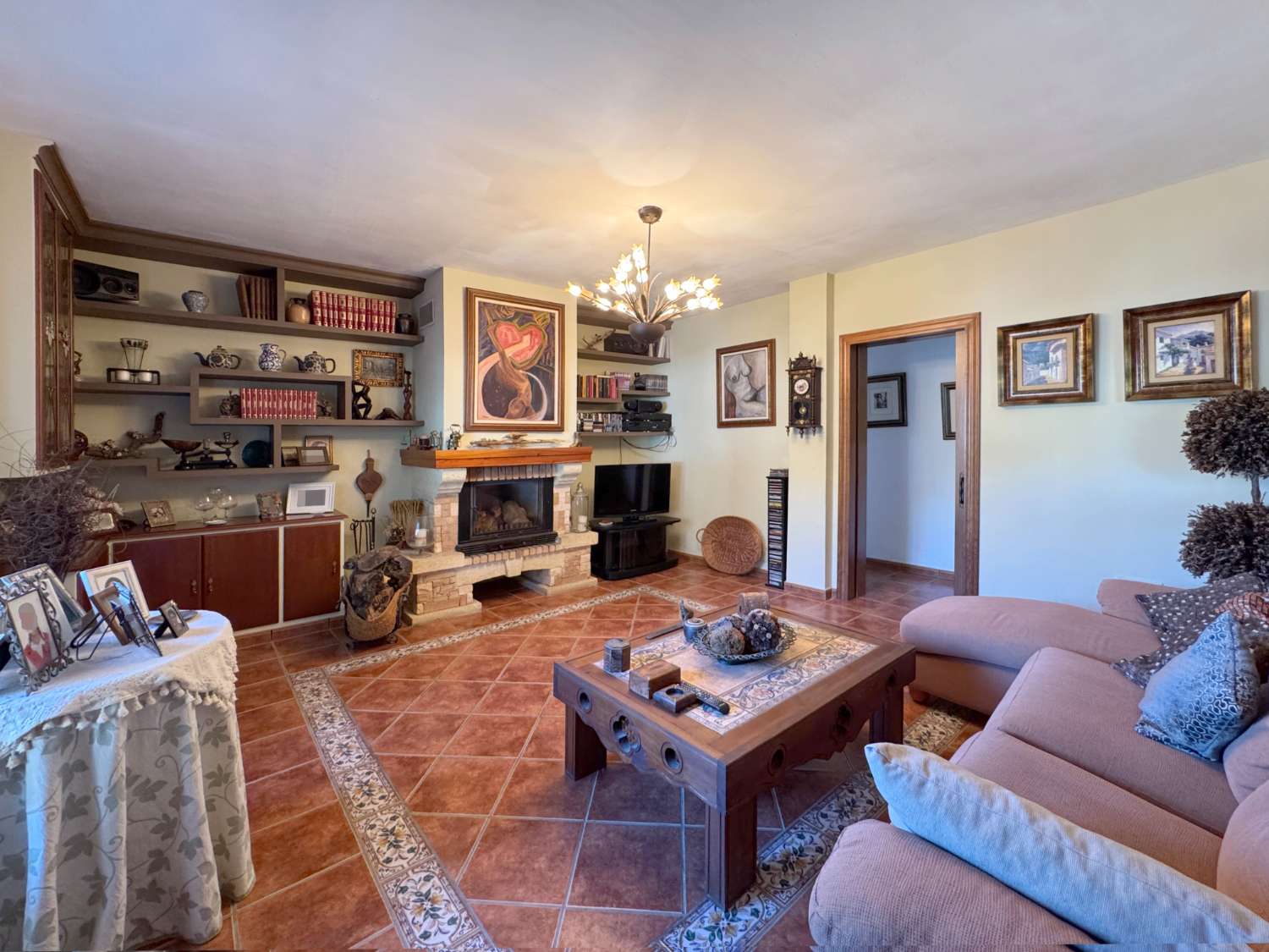 Villa en una sola planta con gran casa de invitados independiente