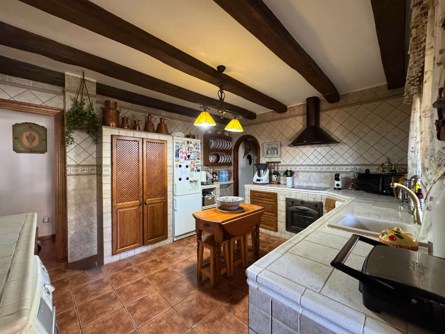 Villa en una sola planta con gran casa de invitados independiente