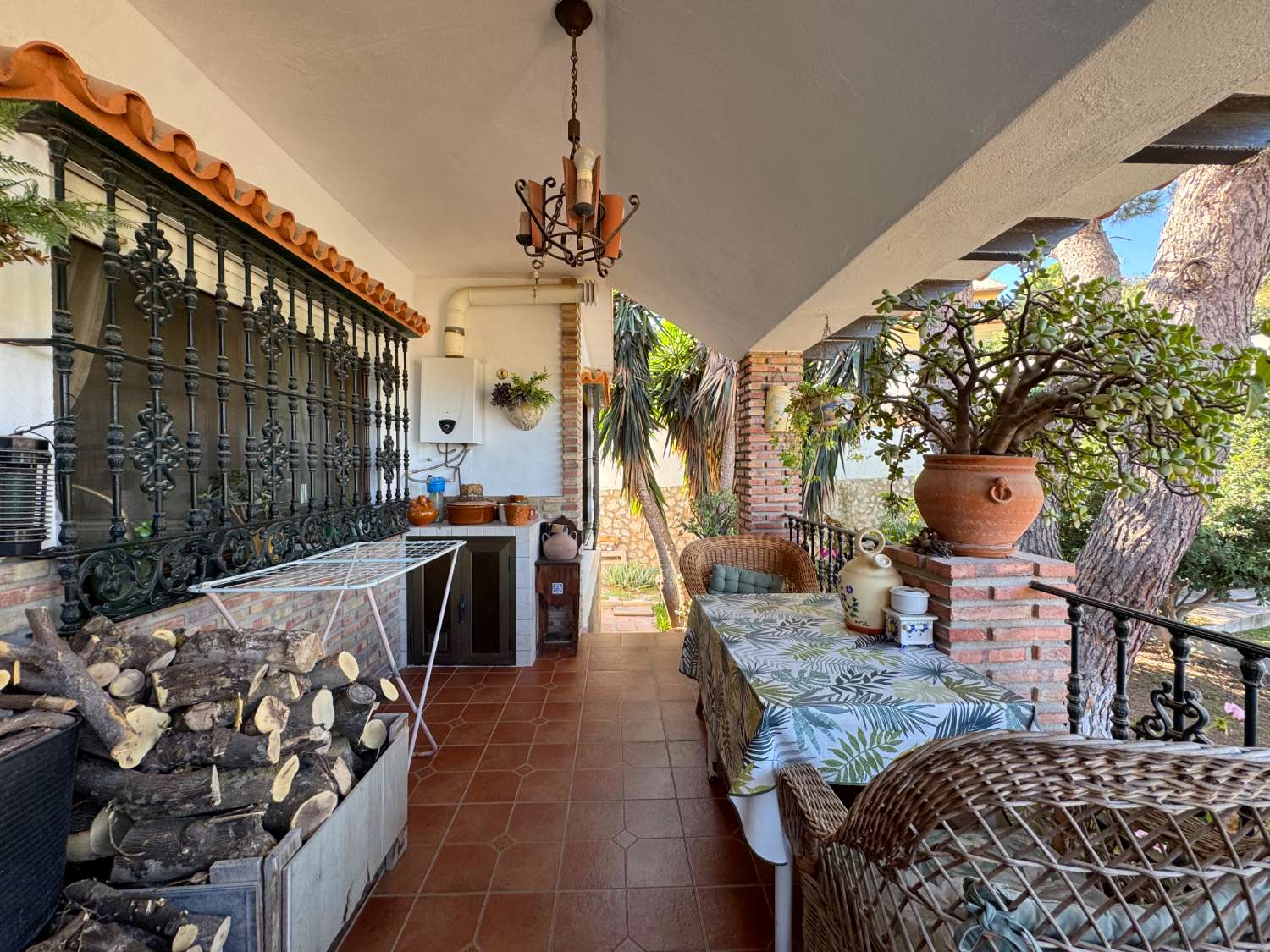 Villa en una sola planta con gran casa de invitados independiente