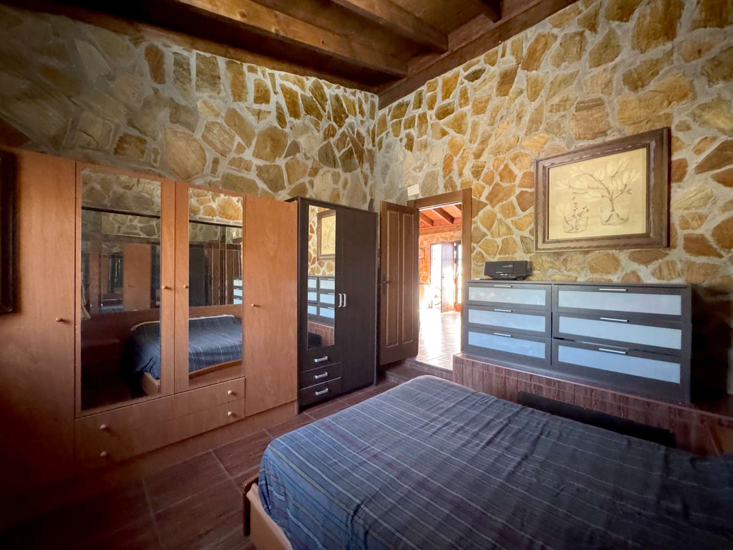 Villa en una sola planta con gran casa de invitados independiente