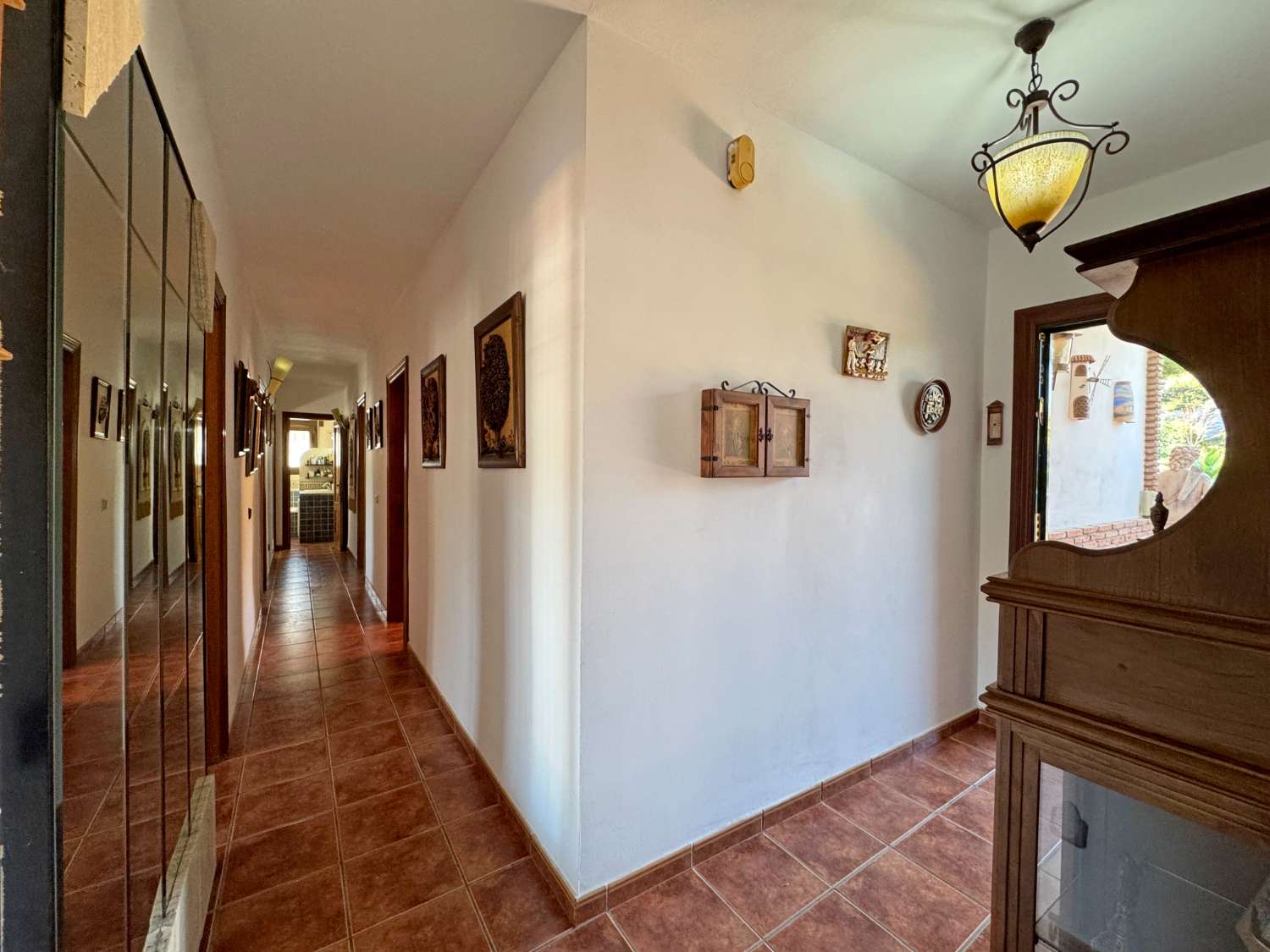 Villa en una sola planta con gran casa de invitados independiente