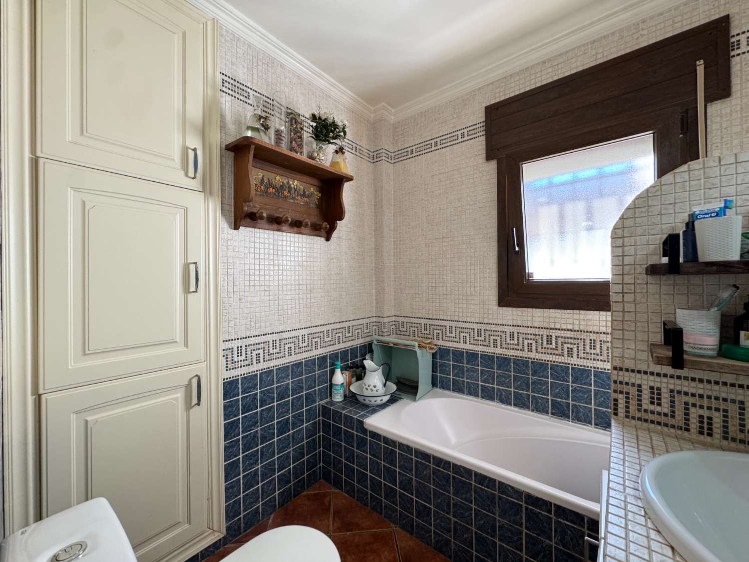 Villa en una sola planta con gran casa de invitados independiente