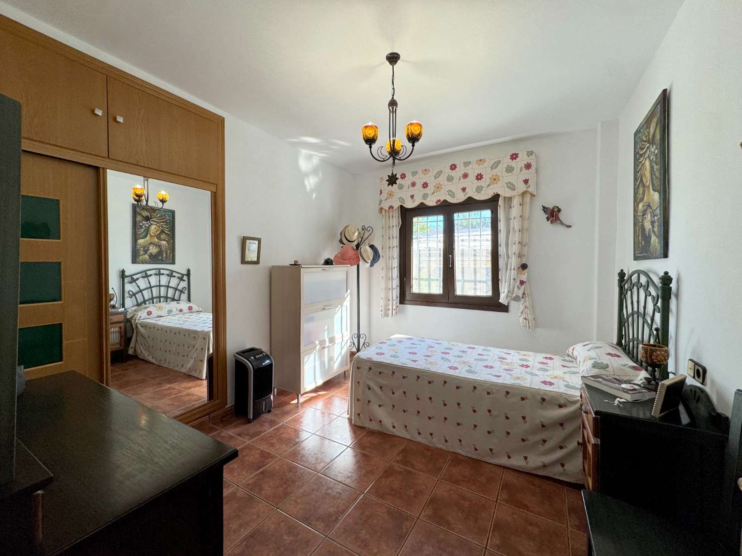 Villa en una sola planta con gran casa de invitados independiente