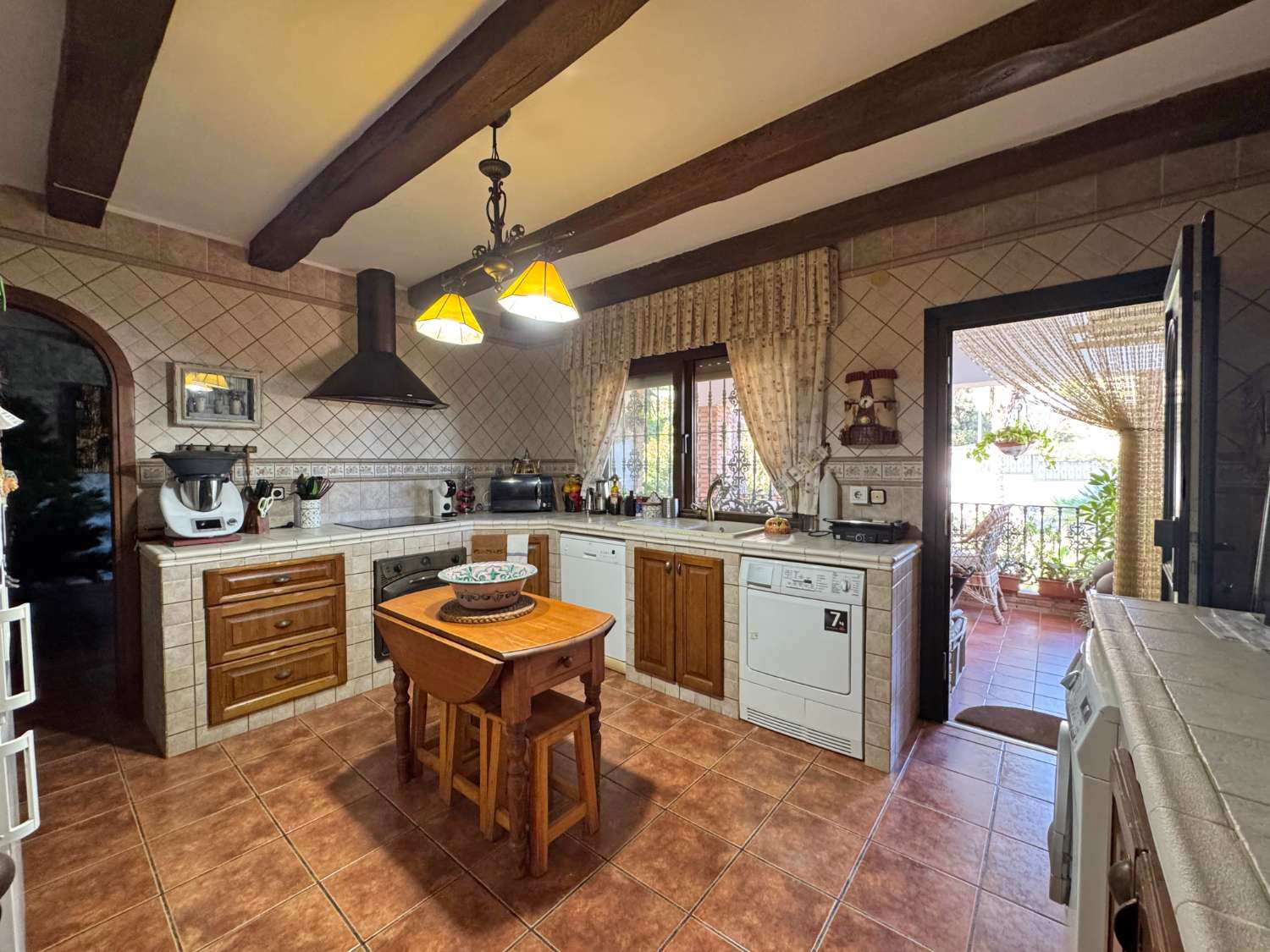 Villa en una sola planta con gran casa de invitados independiente