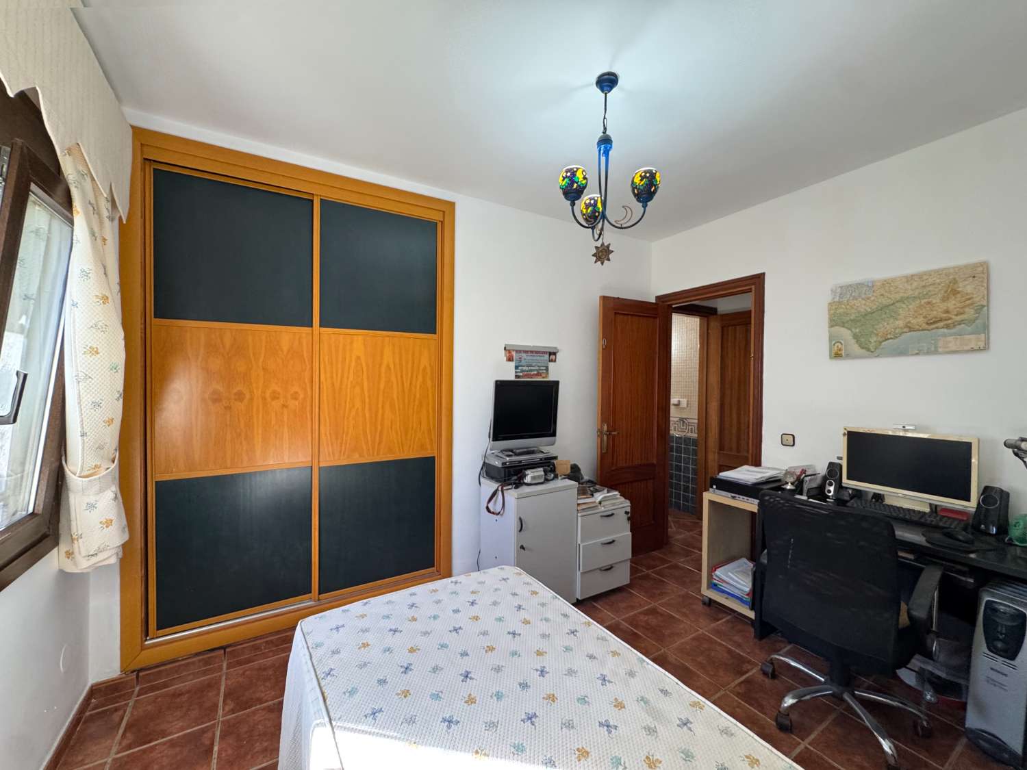 Villa en una sola planta con gran casa de invitados independiente
