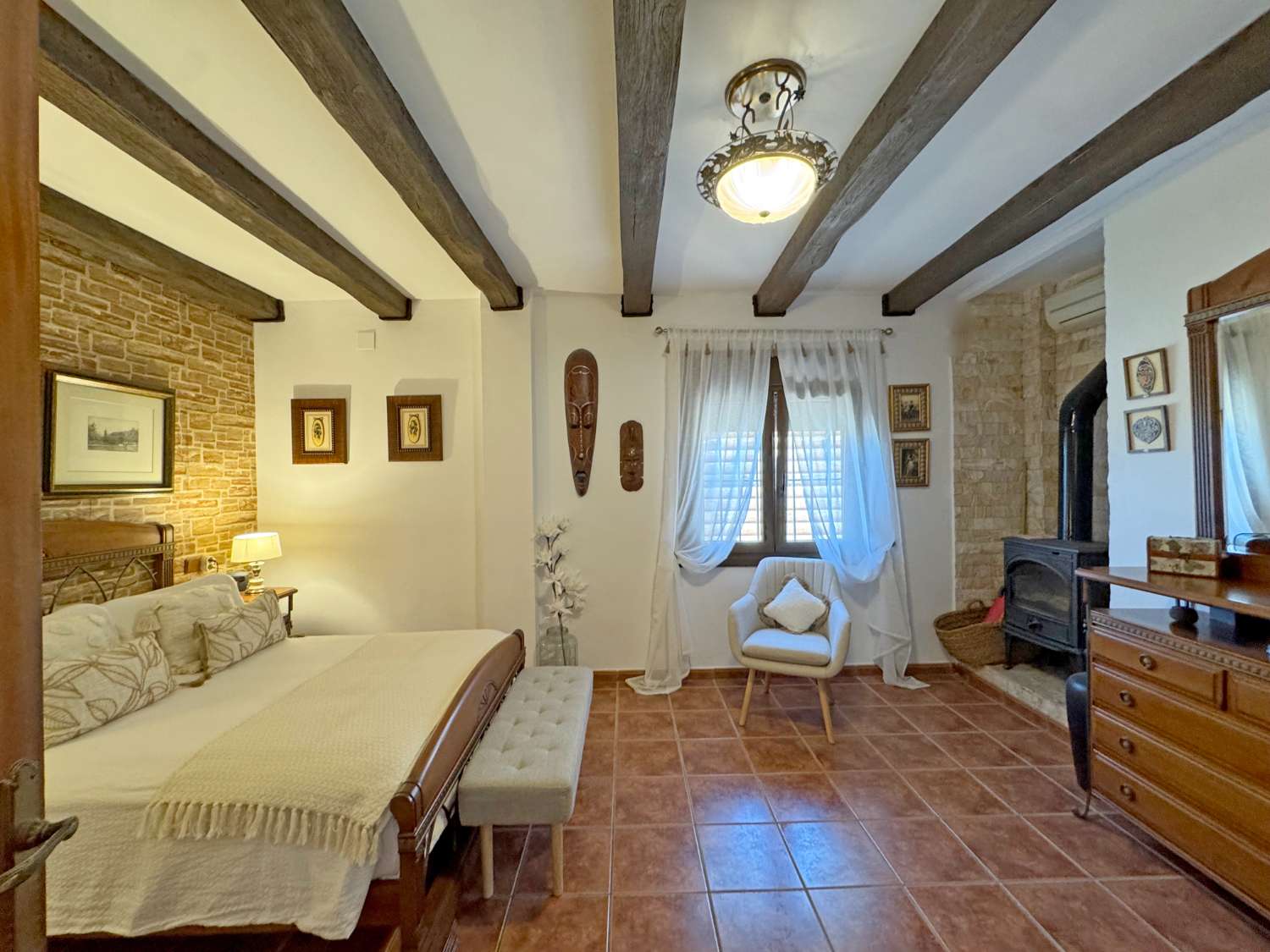 Villa en una sola planta con gran casa de invitados independiente