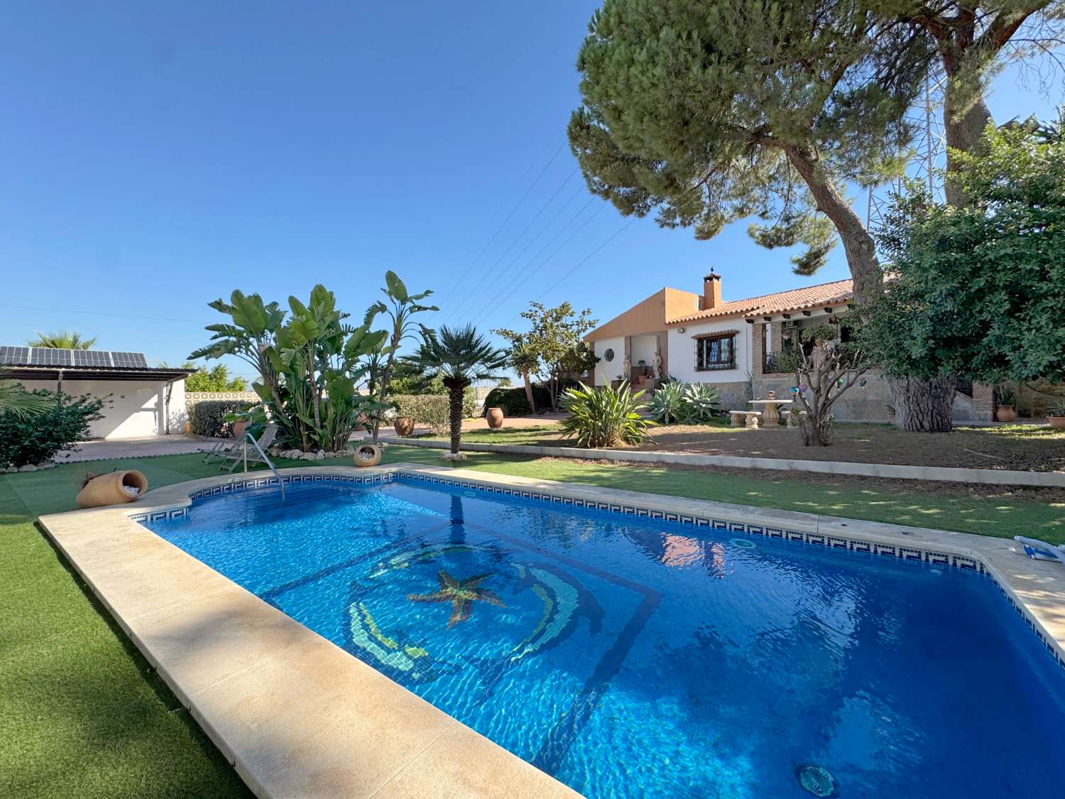 Villa en una sola planta con gran casa de invitados independiente