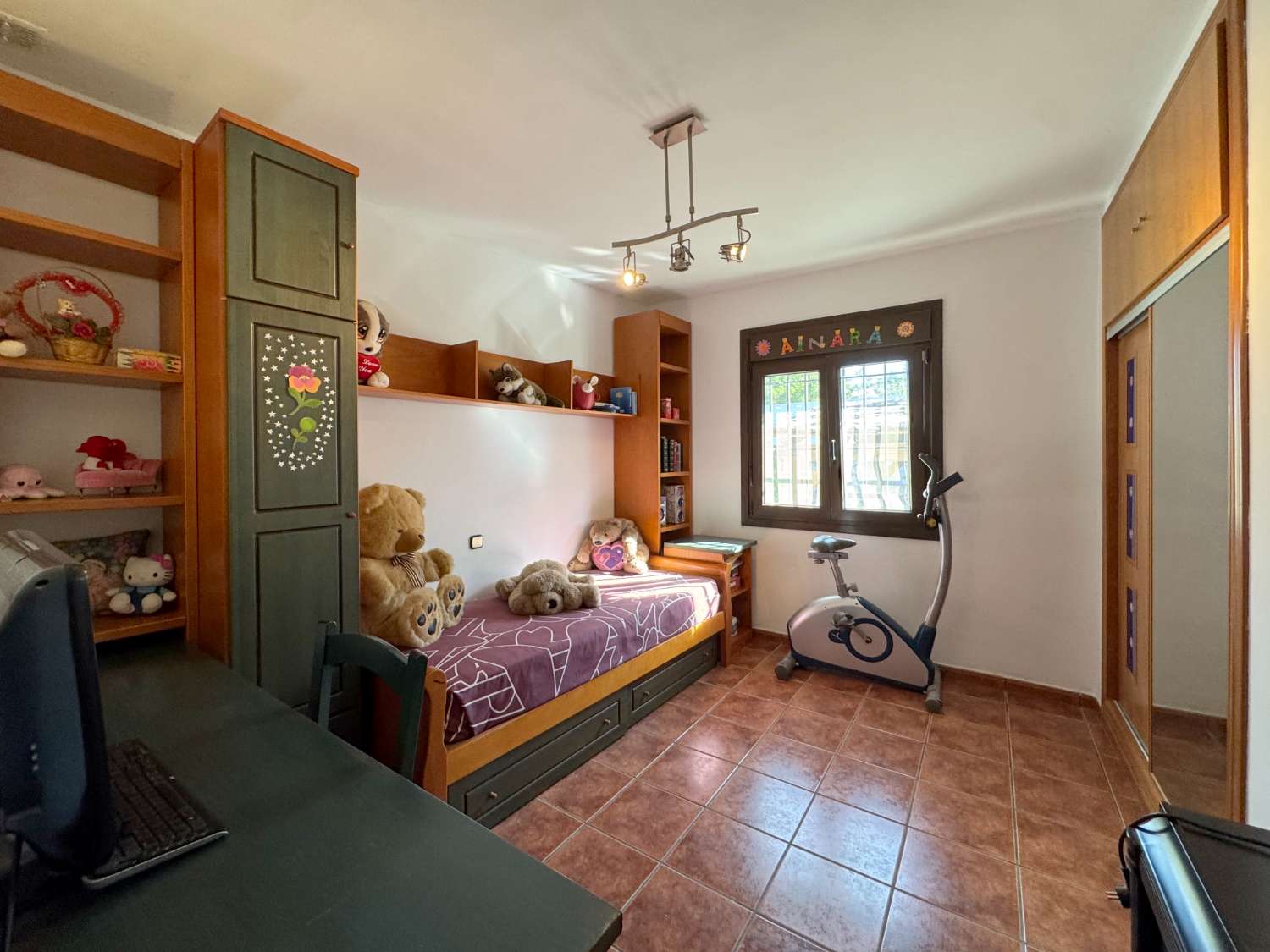 Villa en una sola planta con gran casa de invitados independiente