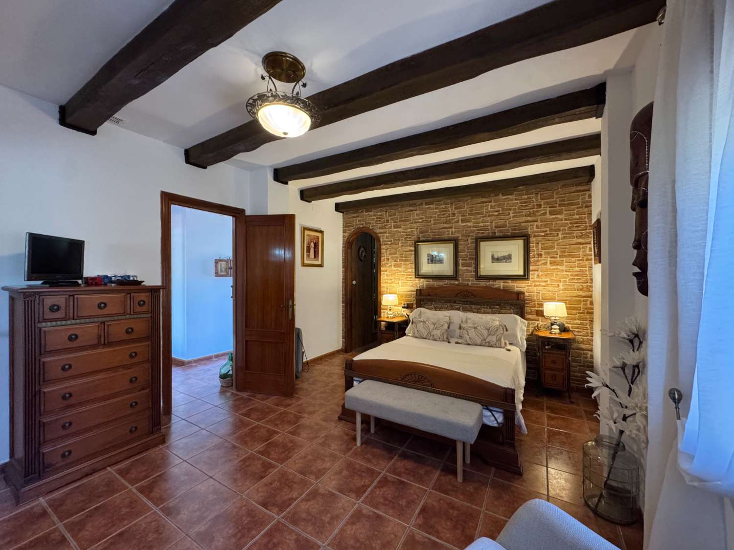 Villa en una sola planta con gran casa de invitados independiente