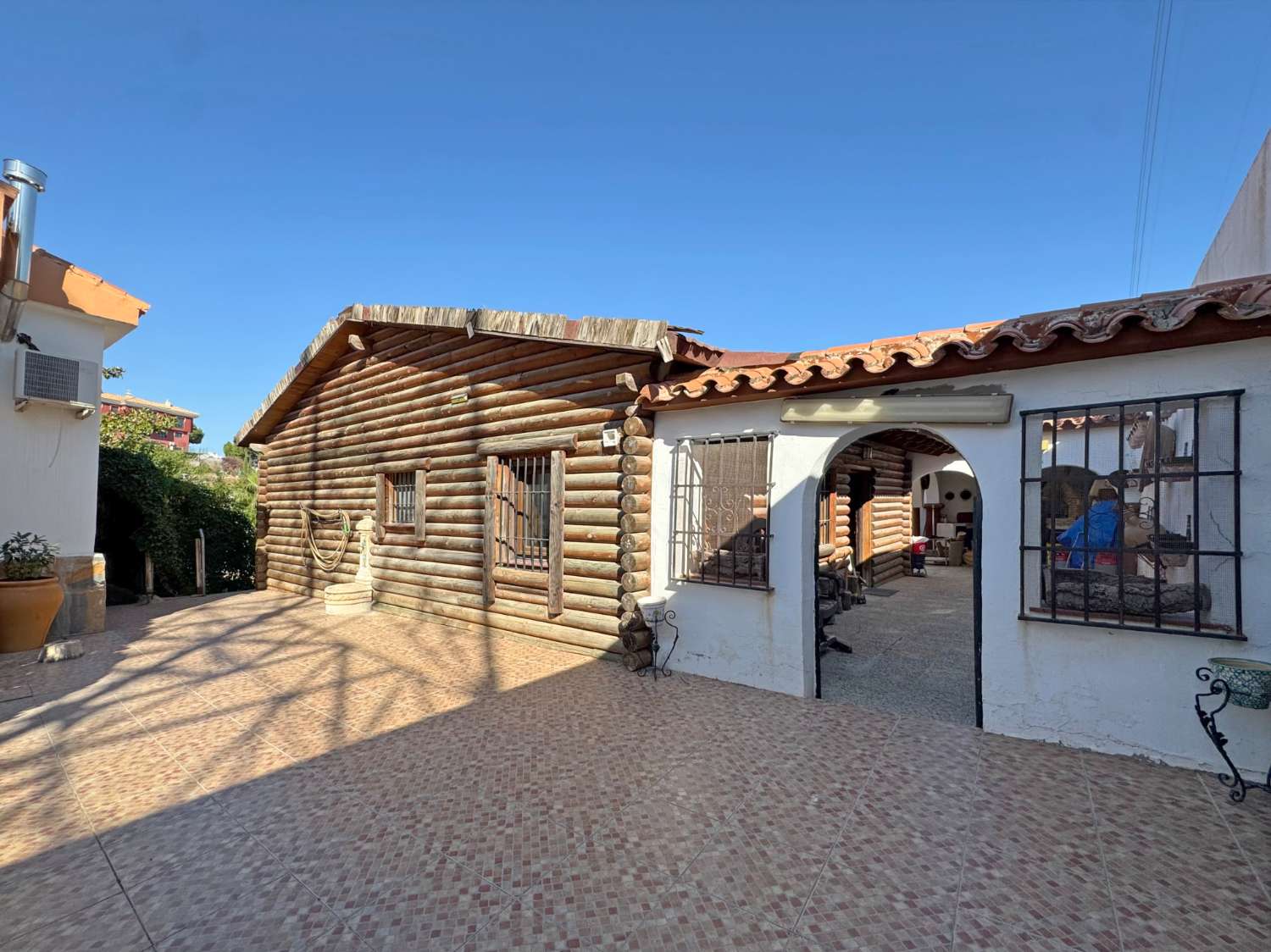 Villa en una sola planta con gran casa de invitados independiente