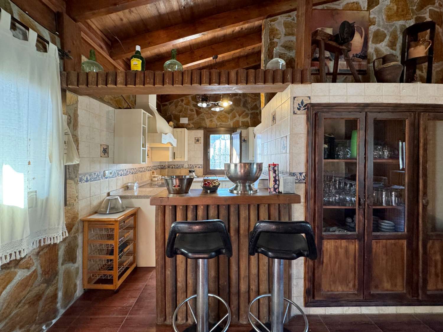 Villa en una sola planta con gran casa de invitados independiente
